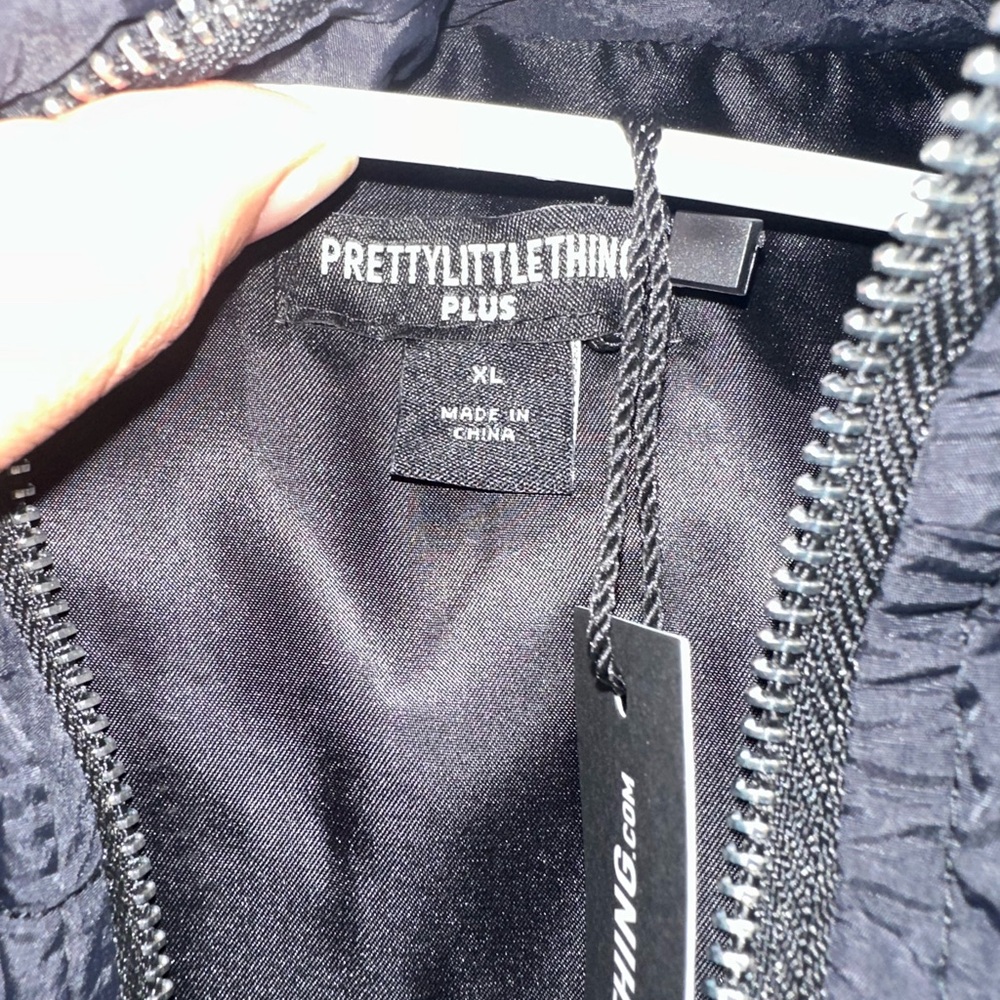 Pretty Little Thing Plus Women's Black Puffer Vest Size XL NWT - Picture 8 of 10